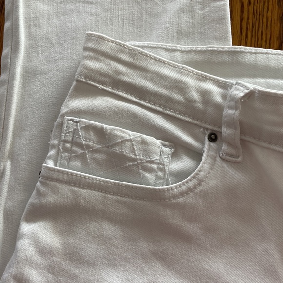 Sized 8 white jeans. Great condition. - Picture 5 of 5